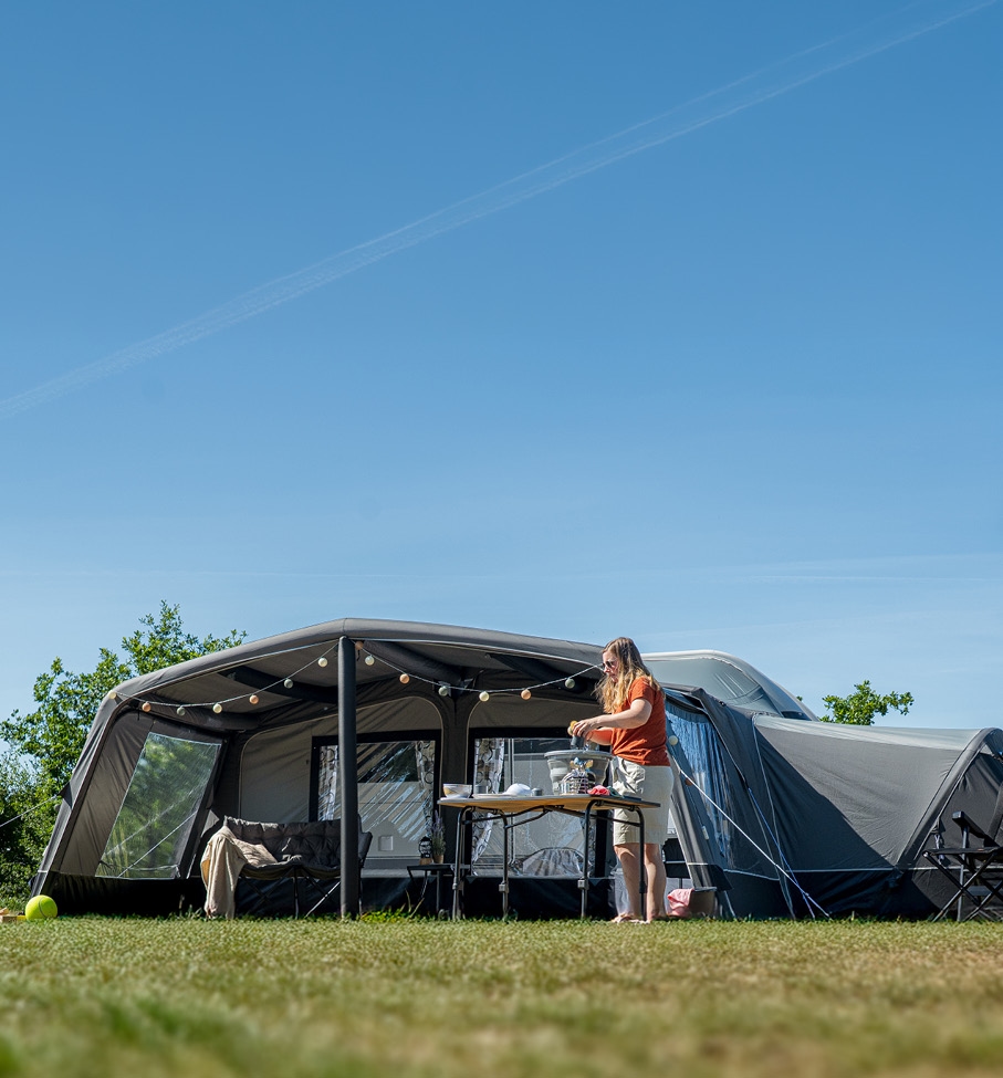 Ampia veranda per camper con tendalino in campeggio