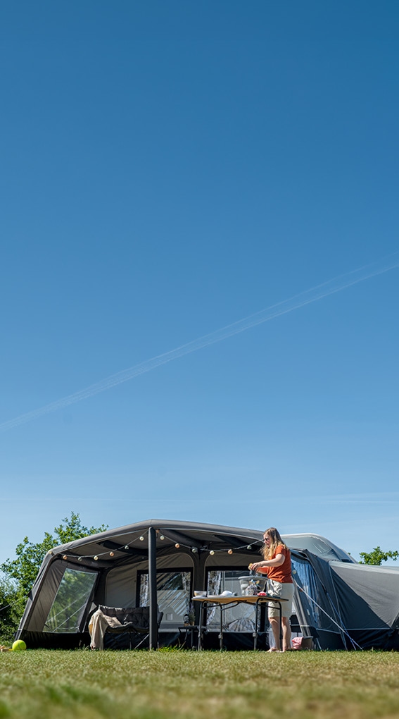 Ampia veranda per camper con tendalino in campeggio